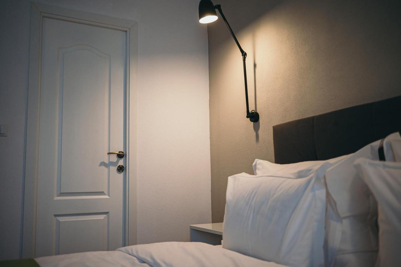 Nest Guesthouse Дробета-Турну Северин Екстериор снимка