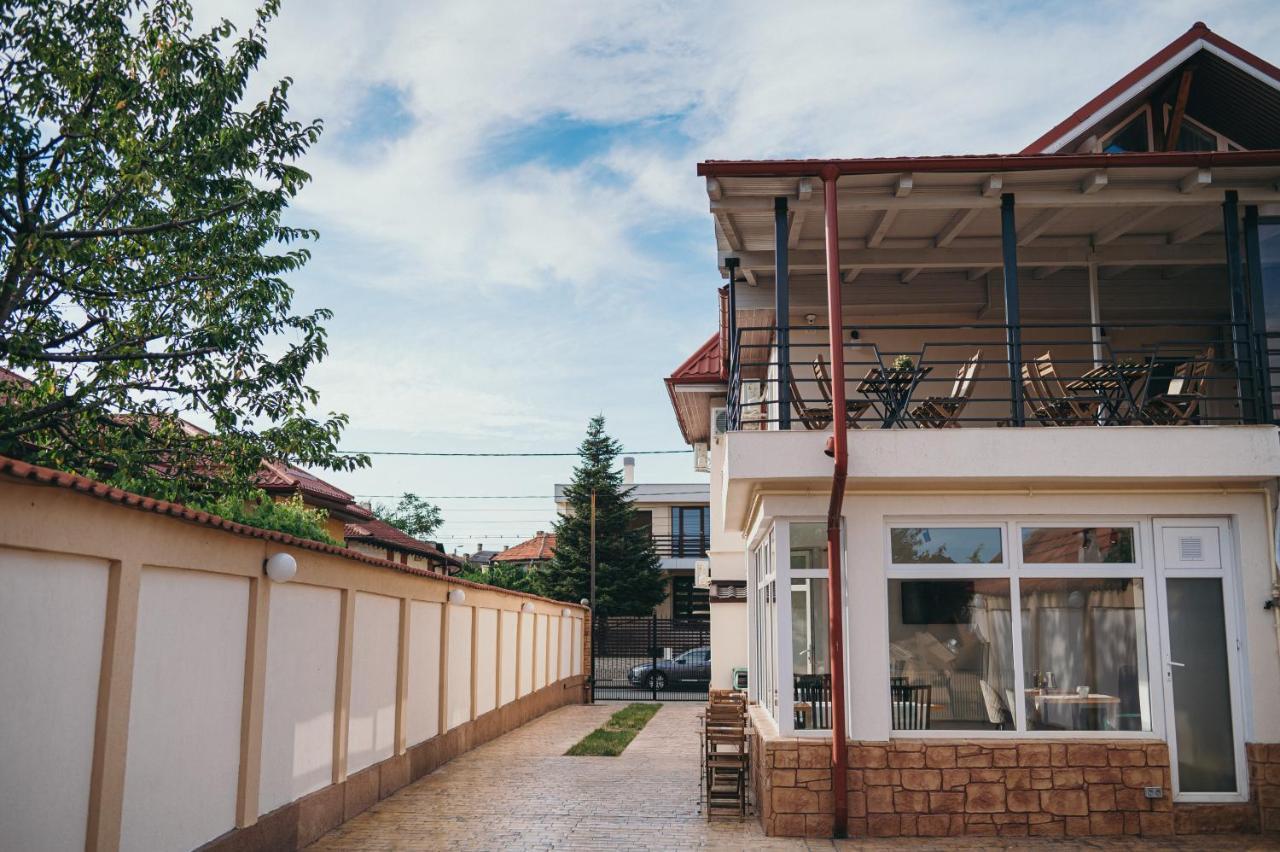 Nest Guesthouse Дробета-Турну Северин Екстериор снимка